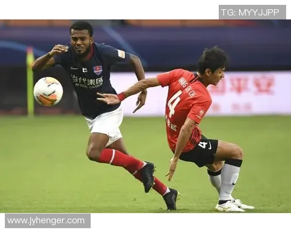 赛后分析：上海足球队与重庆足球队的战术对决与技术细节剖析