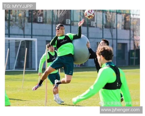 香港足球明星队全力备战提升技战术水平展现团队精神与风采 香港足球明星队全力备战提升技战术水平展现团队精神与风采